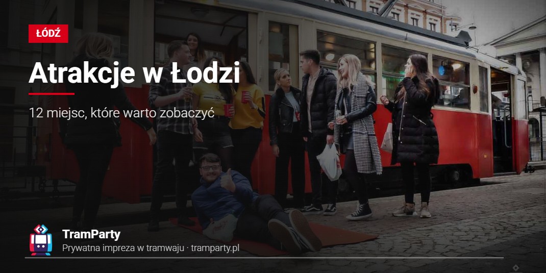 Atrakcje w Łodzi – grupa znajomych przy zabytkowym tramwaju TramParty na brukowanej ulicy