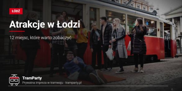 Atrakcje w Łodzi – grupa znajomych przy zabytkowym tramwaju TramParty na brukowanej ulicy