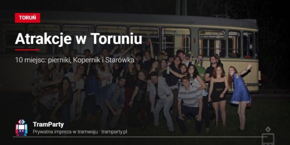 Atrakcje w Toruniu – grupa znajomych przed imprezowym tramwajem TramParty