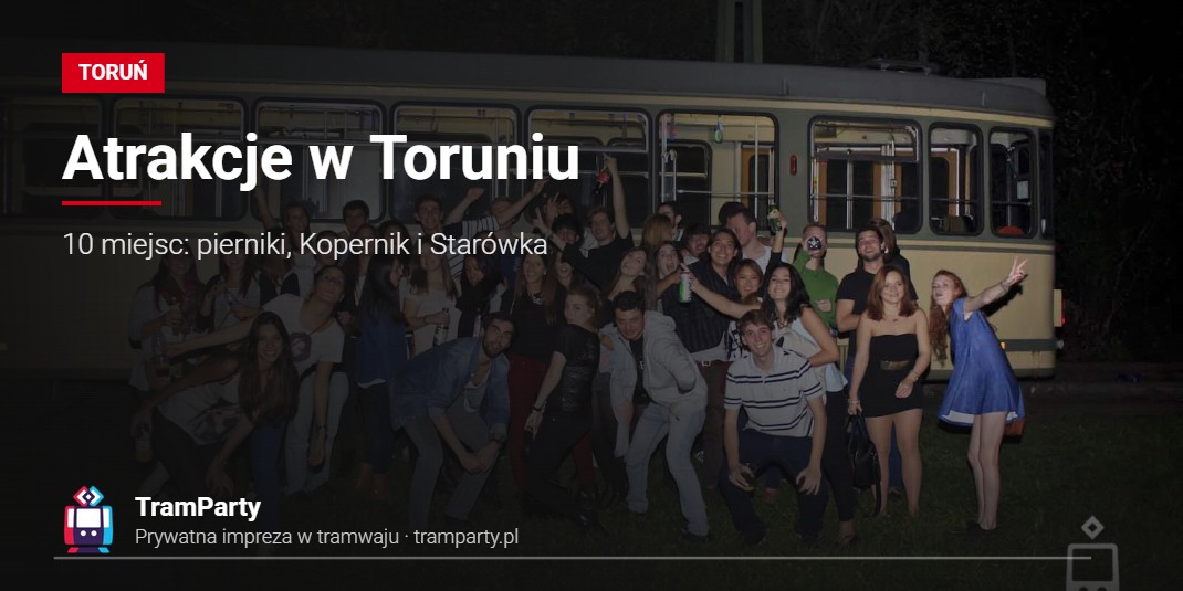 Atrakcje w Toruniu – grupa znajomych przed imprezowym tramwajem TramParty