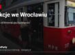 Atrakcje we Wrocławiu – tramwaj TramParty z czerwonym dywanem na ulicy miasta