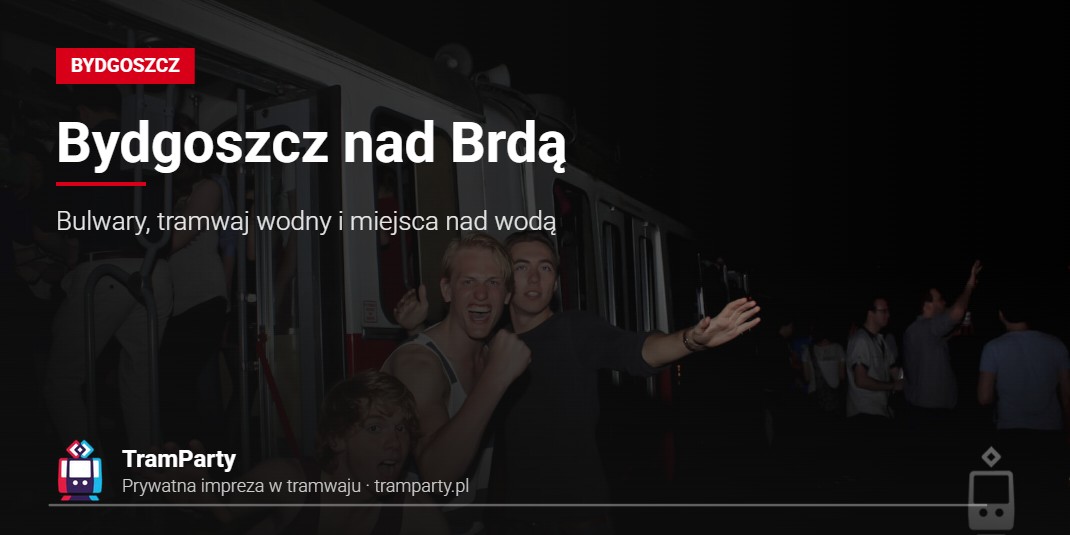Bydgoszcz nad Brdą – roześmiani uczestnicy imprezy pozujący przy tramwaju TramParty nocą