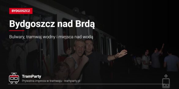 Bydgoszcz nad Brdą – roześmiani uczestnicy imprezy pozujący przy tramwaju TramParty nocą