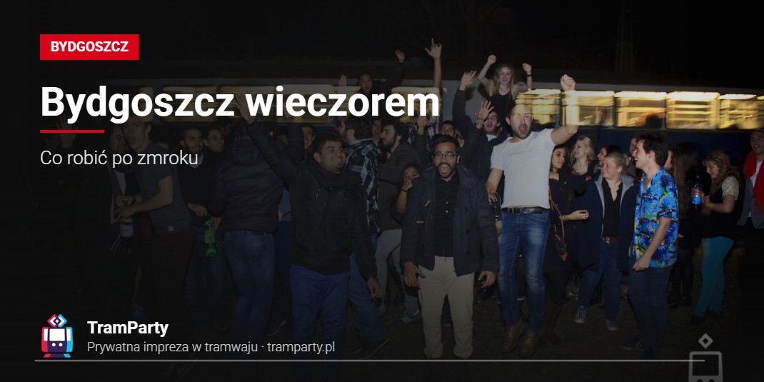 Bydgoszcz wieczorem – Co robić po zmroku Bydgoszcz wieczorem – rozbawiona grupa znajomych przed oświetlonym tramwajem TramParty nocą