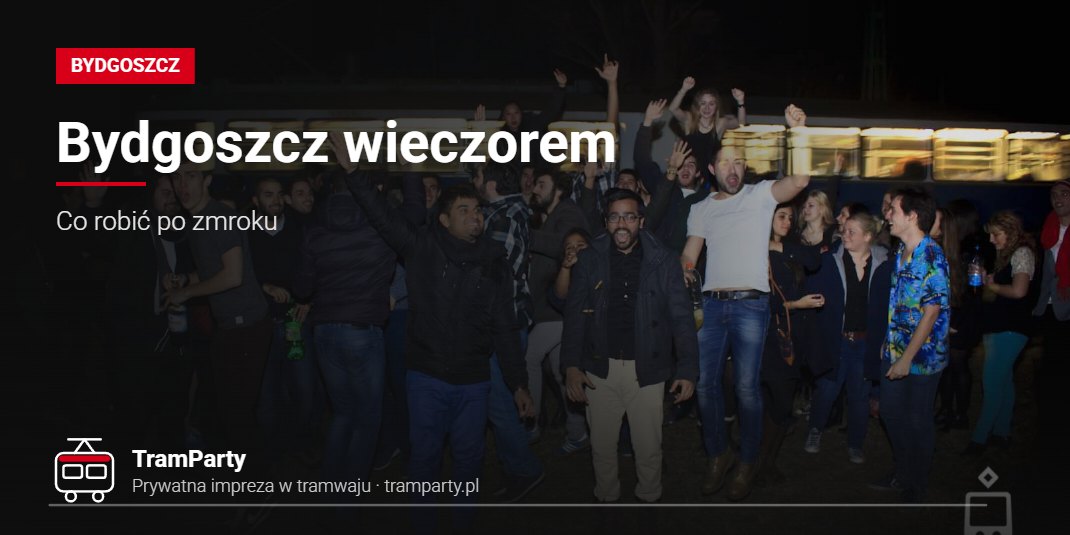 Bydgoszcz wieczorem – Co robić po zmroku Bydgoszcz wieczorem – rozbawiona grupa znajomych przed oświetlonym tramwajem TramParty nocą
