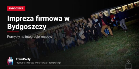 Impreza firmowa w Bydgoszczy – duża grupa uczestników integracji przy tramwaju TramParty