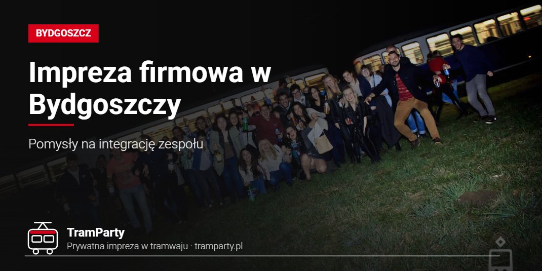 Impreza firmowa w Bydgoszczy – duża grupa uczestników integracji przy tramwaju TramParty