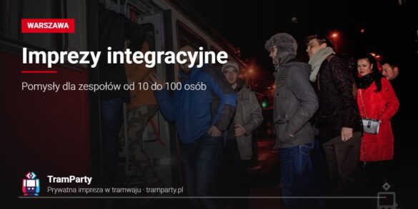 Imprezy integracyjne w Warszawie – zespół wsiada wieczorem do imprezowego tramwaju TramParty