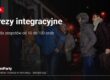 Imprezy integracyjne w Warszawie – zespół wsiada wieczorem do imprezowego tramwaju TramParty