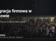 Integracja firmowa w Krakowie – duża grupa uczestników przed imprezowym tramwajem TramParty