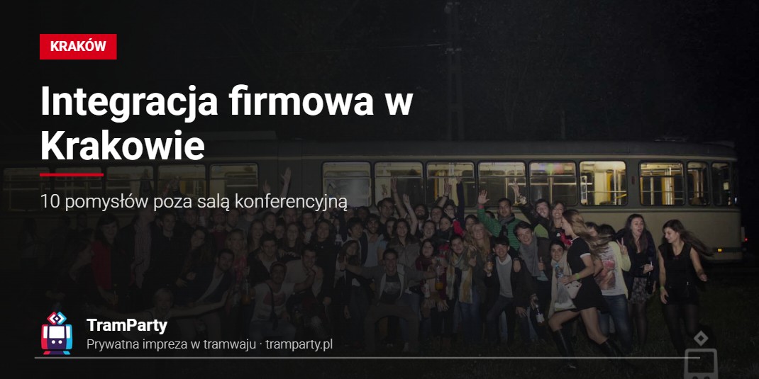 Integracja firmowa w Krakowie – duża grupa uczestników przed imprezowym tramwajem TramParty