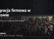 Integracja firmowa w Krakowie – duża grupa uczestników przed imprezowym tramwajem TramParty