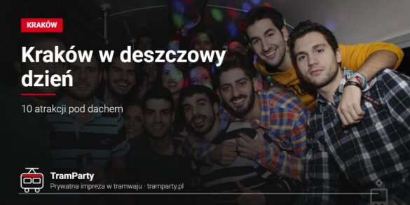 Kraków – atrakcje pod dachem: roześmiana grupa znajomych we wnętrzu imprezowego tramwaju TramParty