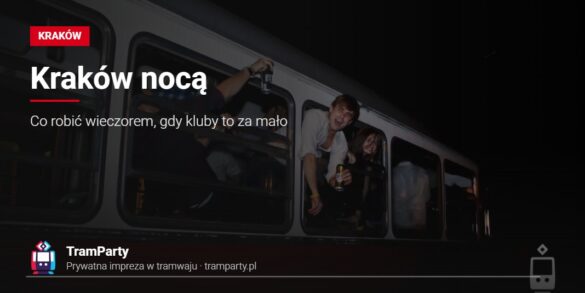 Kraków nocą – oświetlony imprezowy tramwaj TramParty z pasażerami w oknach