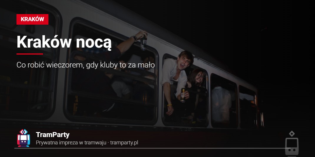 Kraków nocą – oświetlony imprezowy tramwaj TramParty z pasażerami w oknach