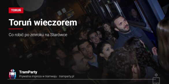 Toruń wieczorem – grupa znajomych przy imprezowym tramwaju TramParty nocą