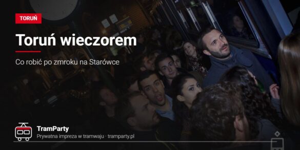 Toruń wieczorem – grupa znajomych przy imprezowym tramwaju TramParty nocą