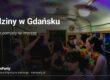 Urodziny w Gdańsku – goście w hawajskich girlandach bawią się w imprezowym tramwaju TramParty