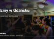 Urodziny w Gdańsku – goście w hawajskich girlandach bawią się w imprezowym tramwaju TramParty
