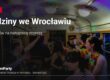 Urodziny we Wrocławiu – goście bawią się w imprezowym tramwaju TramParty przy kolorowych światłach
