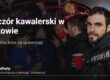 Wieczór kawalerski w Krakowie – grupa kolegów z kubkami w imprezowym tramwaju TramParty